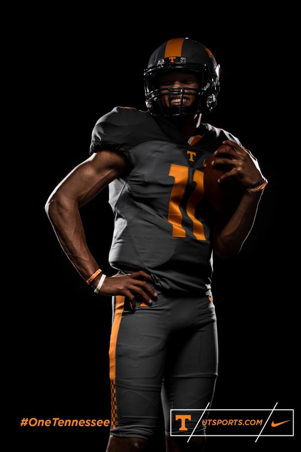 Tennessee Volunteers Unveil “Dark Mode” Black Alternate Uniforms –  SportsLogos.Net News