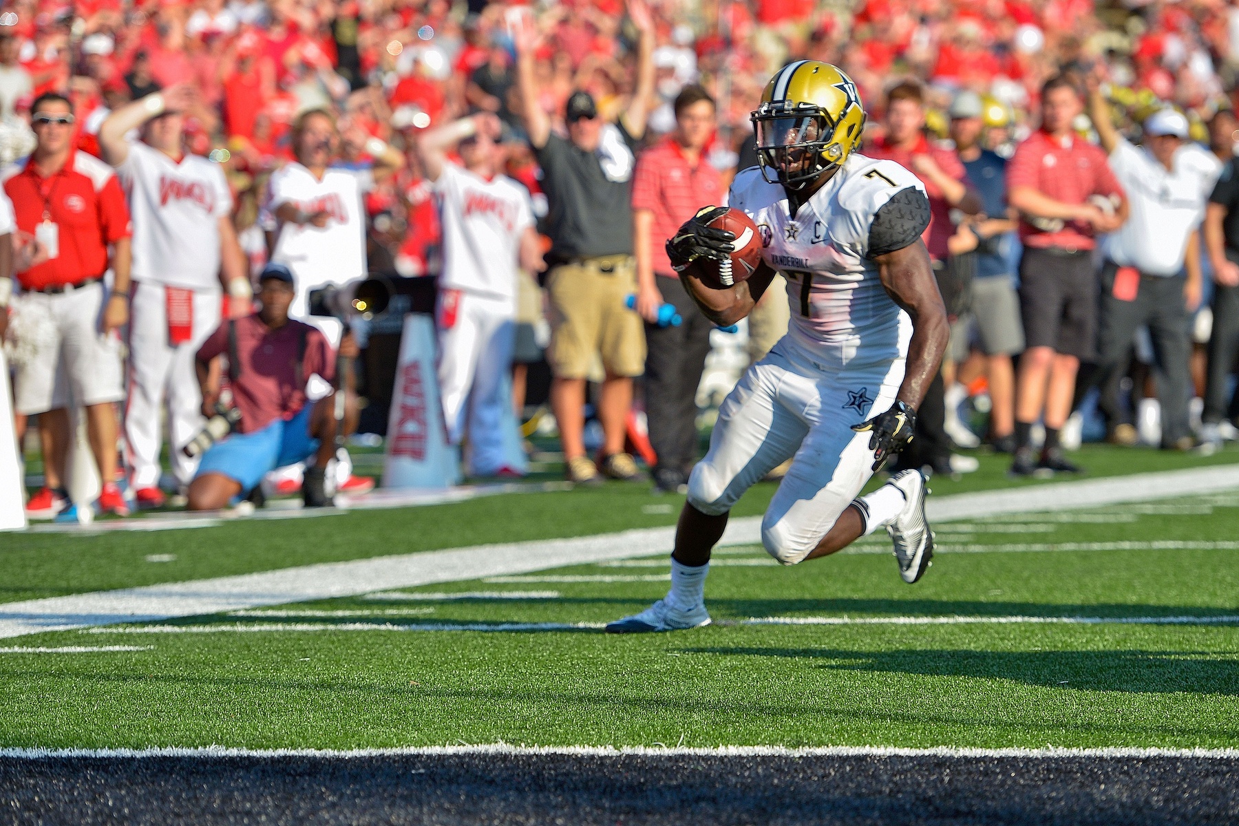 Sep 24, 2016; Bowling Green, KY, USA; Vanderbilt Commodores running back Ralph Webb (7) rushes for a touchdown against the Western Kentucky Hilltoppers during the first half at Houchens Industries-L.T. Smith Stadium. Mandatory Credit: Jim Brown-USA TODAY Sports