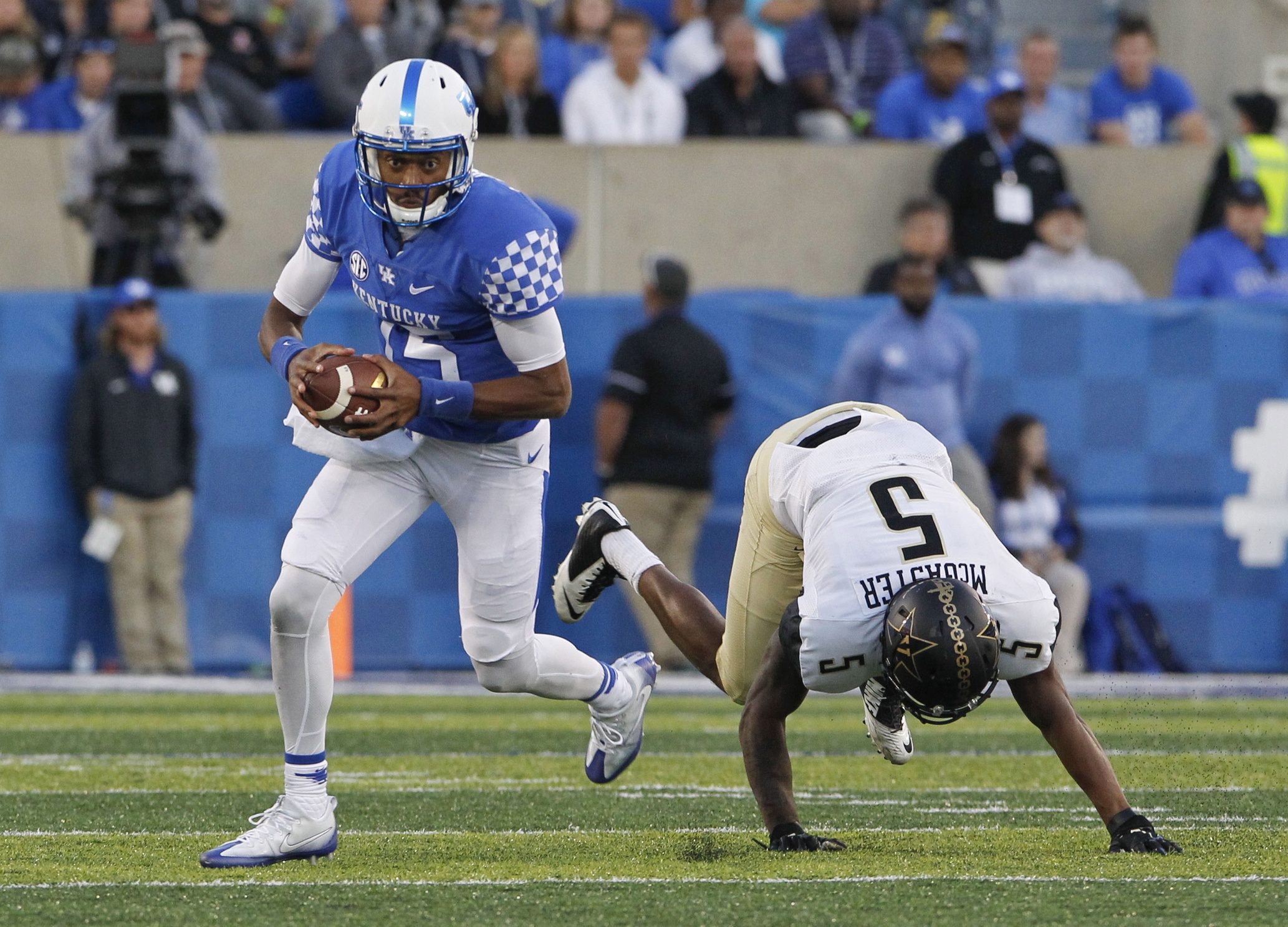 Oct 8, 2016; Lexington, KY, USA; Kentucky Wildcats quarterback Stephen Johnson (15) runs the ball against Vanderbilt Commodores cornerback Torren McGaster (5) in the second half at Commonwealth Stadium. Kentucky defeated Vanderbilt 20-13. Mandatory Credit: Mark Zerof-USA TODAY Sports