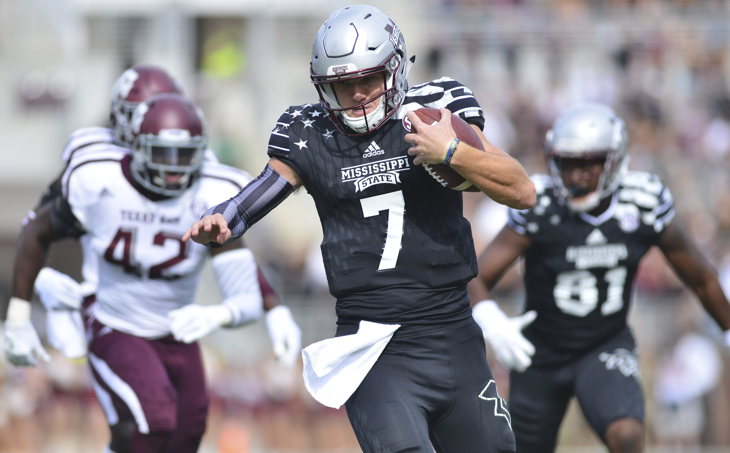 Nov 5, 2016; Starkville, MS, USA;Mississippi State Bulldogs quarterback Nick Fitzgerald (7) carries the ball during the first quarter against the Texas A&M Aggies at Davis Wade Stadium. Mandatory Credit: Matt Bush-USA TODAY Sports