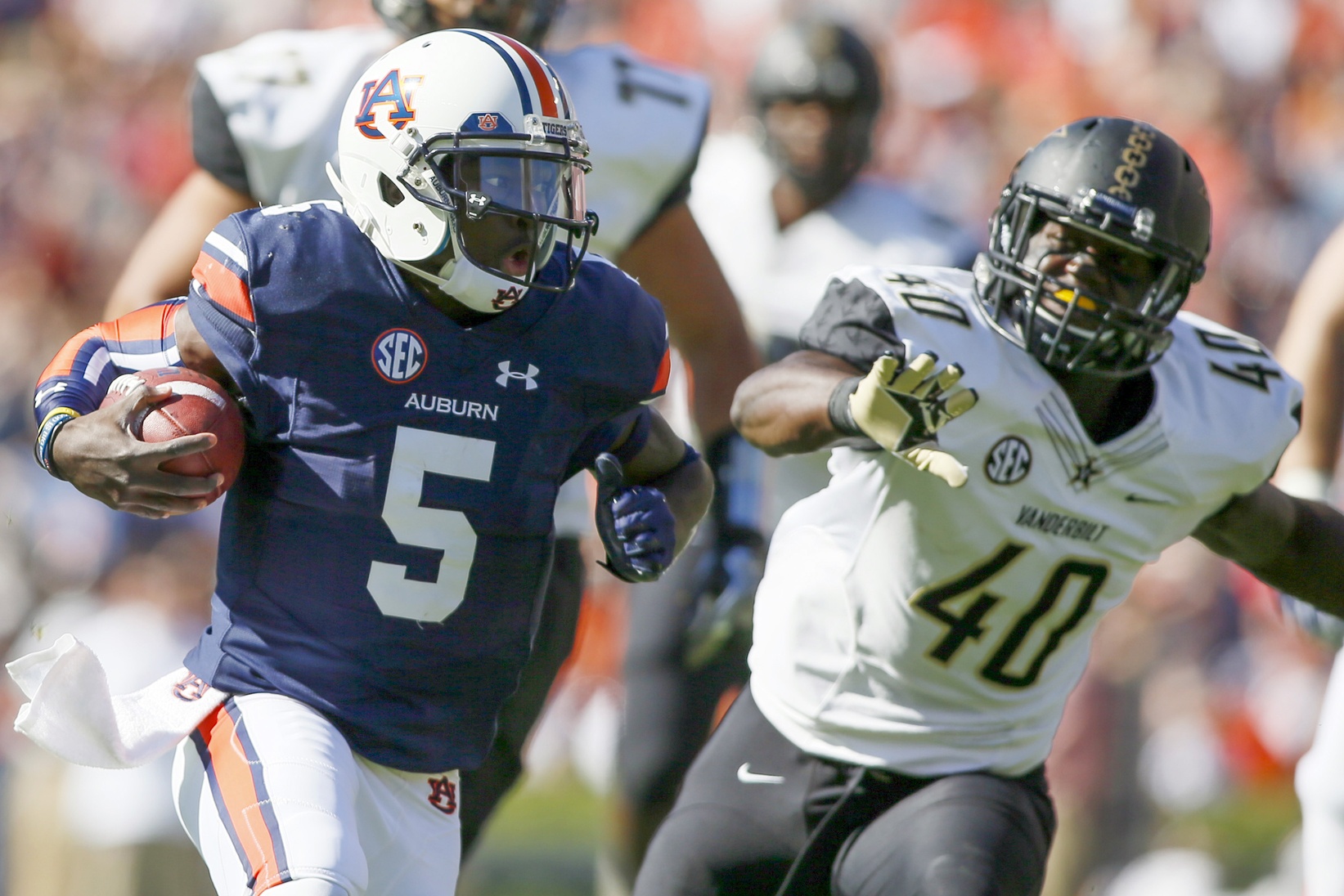 Nov 5, 2016; Auburn, AL, USA; Auburn Tigers quarterback John Franklin III (5) gets past Vanderbilt Commodores linebacker Ja'karri Thomas (40) during the first quarter at Jordan Hare Stadium. Mandatory Credit: John Reed-USA TODAY Sports