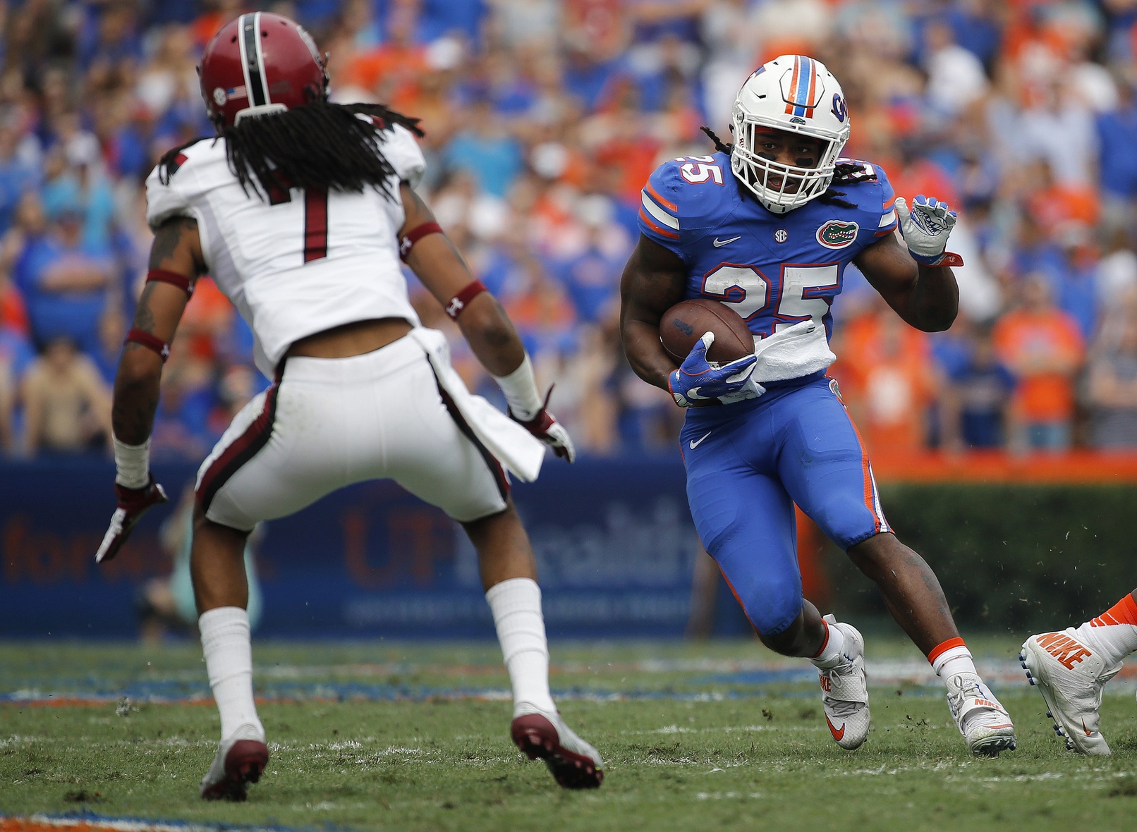 Nov 12, 2016; Gainesville, FL, USA; Florida Gators running back Jordan Scarlett (25) runs with he ball against the South Carolina Gamecocks during the second quarter at Ben Hill Griffin Stadium. Mandatory Credit: Kim Klement-USA TODAY Sports