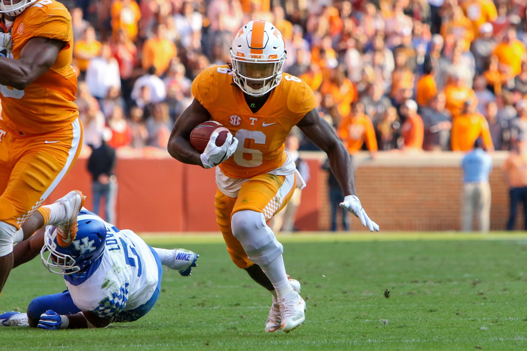 Nov 12, 2016; Knoxville, TN, USA; Tennessee Volunteers running back Alvin Kamara (6) runs for a touchdown against the Kentucky Wildcats during the fourth quarter at Neyland Stadium. Tennessee won 49 to 36. Mandatory Credit: Randy Sartin-USA TODAY Sports