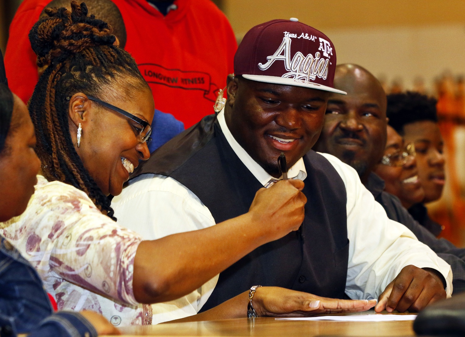 Feb 4, 2015; Gladewater, TX, USA; Daylon Mack signs his national letter of intent to with his mom Geraci Mack (left) and his dad Coris Mack (right) by his side to play football at Texas A&M at Gladewater High School. Mandatory Credit: Ray Carlin-USA TODAY Sports