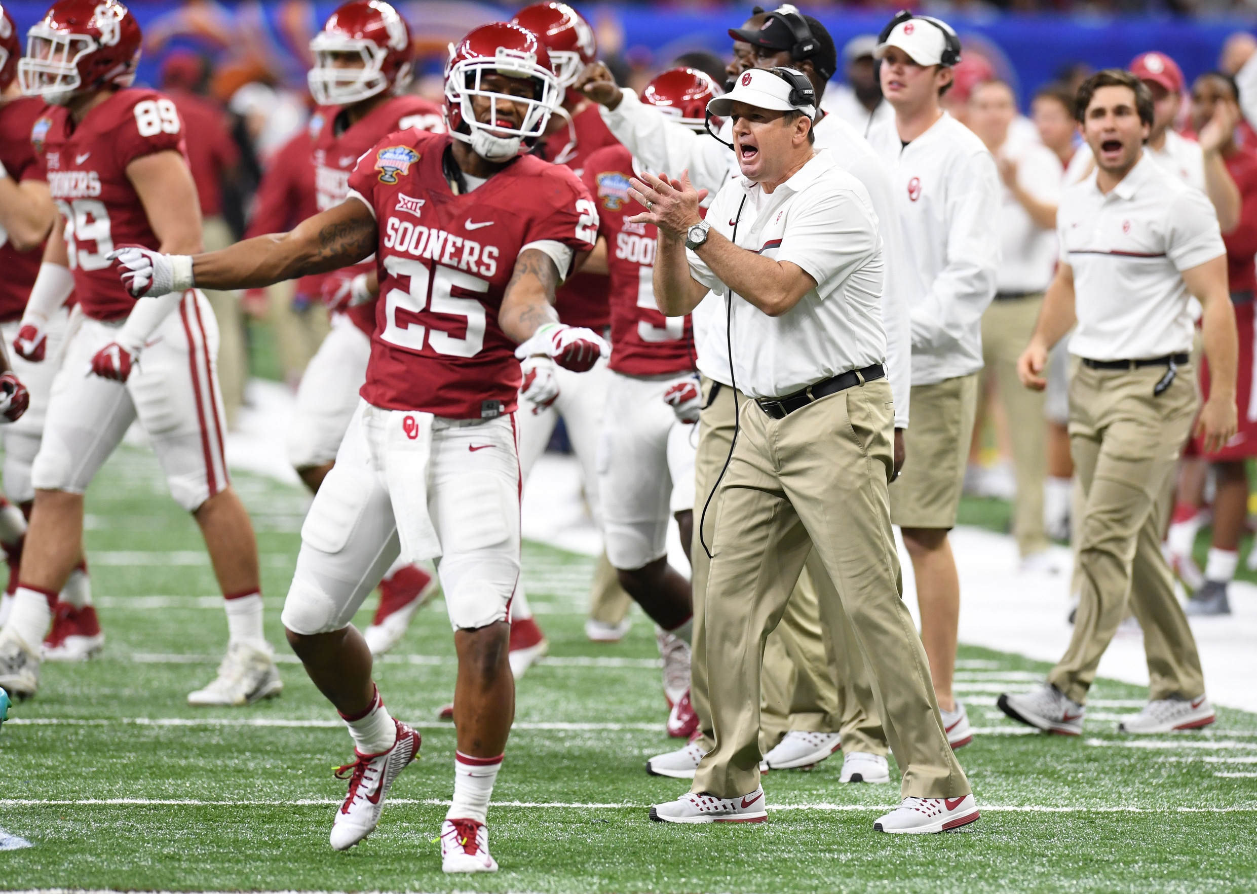 Jan 2, 2017; New Orleans , LA, USA; Oklahoma Sooners running back Joe Mixon (25) and Sooners head coach Bob Stoops react after a stop against the Auburn Tigers in the second quarter of the 2017 Sugar Bowl at the Mercedes-Benz Superdome. Mandatory Credit: John David Mercer-USA TODAY Sports