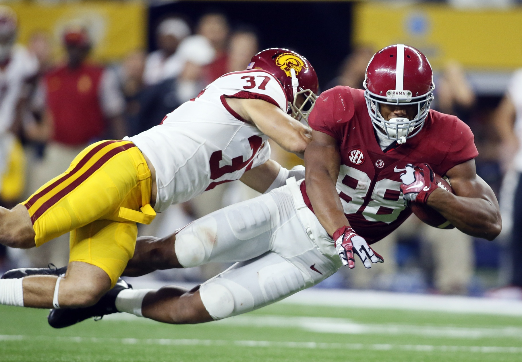 Sep 3, 2016; Arlington, TX, USA; Alabama Crimson Tide tight end O.J. Howard (88) catches the ball as USC Trojans defensive back Matt Lopes (37) defends during the second half at AT&T Stadium. Mandatory Credit: Tim Heitman-USA TODAY Sports