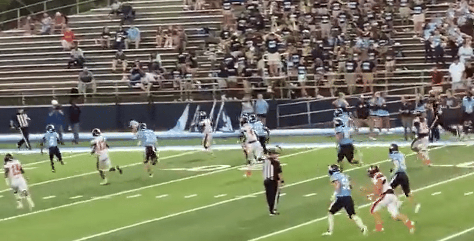 LSU RB pledge Trey Holly rushes for 4 touchdowns, 260 yards as part of monster night.

Translate this text to English. Input the result without any additional text: LSU RB pledge Trey Holly rushes for 4 touchdowns, 260 yards as part of monster night.