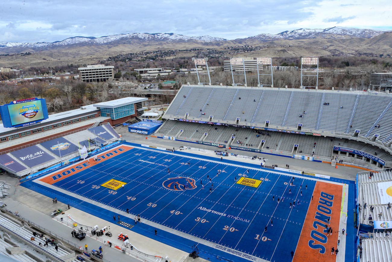 Boise State unveils custom helmet to honor 40th anniversary of blue turf