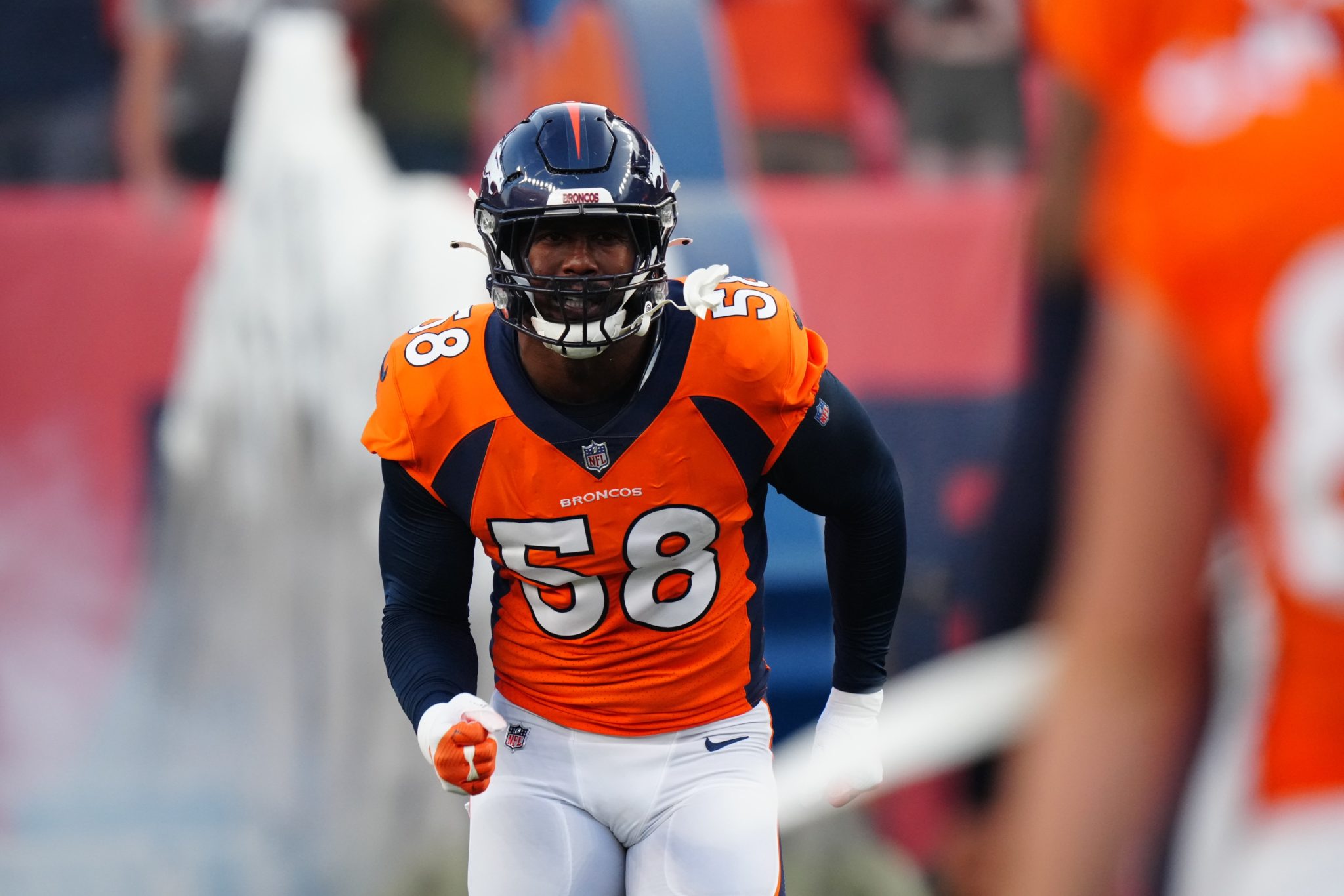Von Miller has heartfelt message for Broncos fans following trade to ...