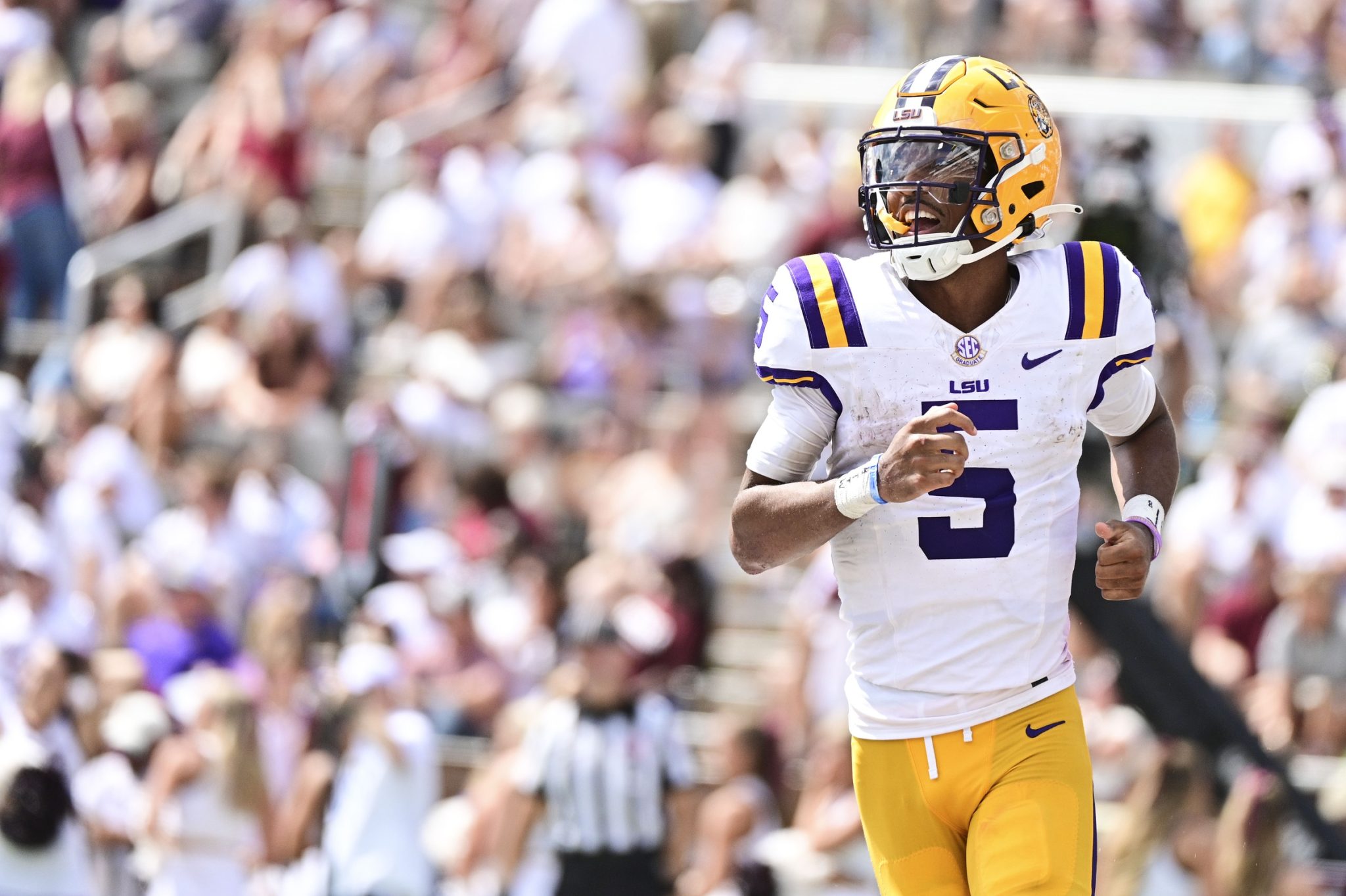 7-year-old LSU fan holds hilarious Jayden Daniels sign on College GameDay 7-year-old LSU fan holds hilarious Jayden Daniels sign on College GameDay