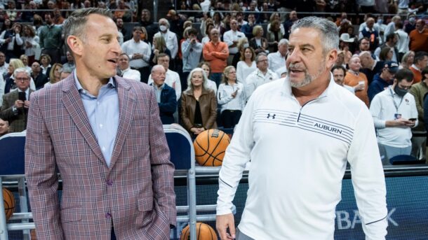 Nate Oats and Bruce Pearl talk before a game.