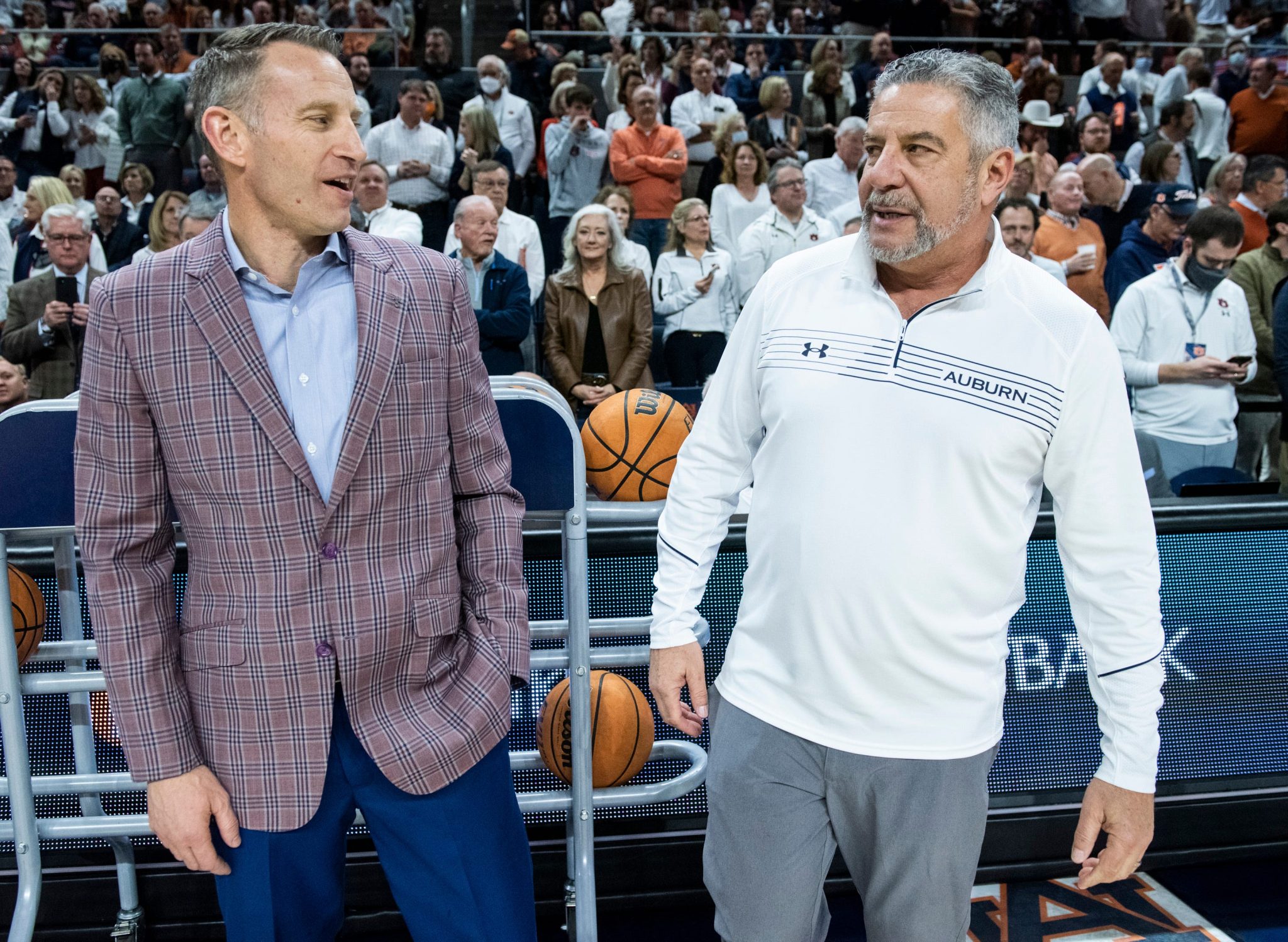 Nate Oats and Bruce Pearl talk before a game.