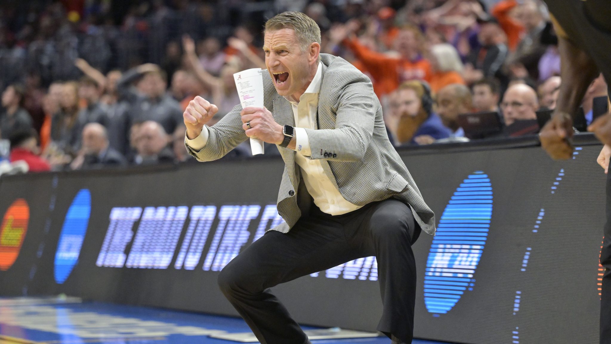 Nate Oats coaches Alabama during the NCAA Tournament.
