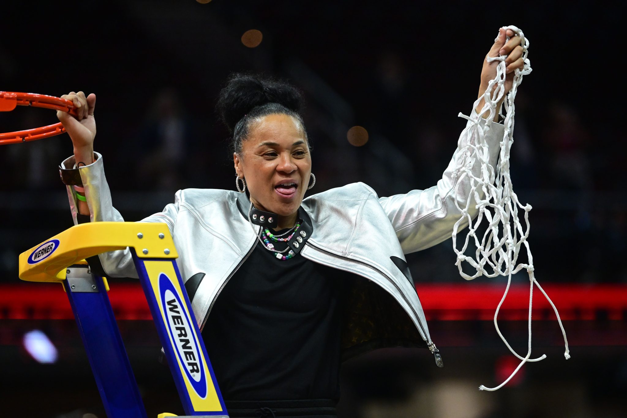 Dawn Staley agrees to record-breaking contract extension with South Carolina