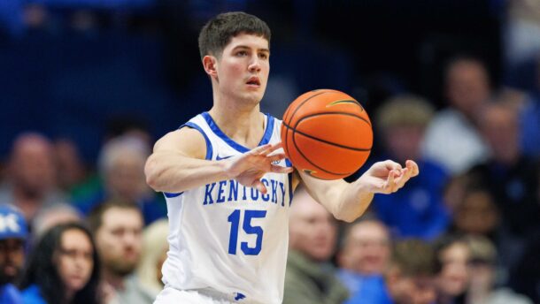 Reed Sheppard playing basketball.