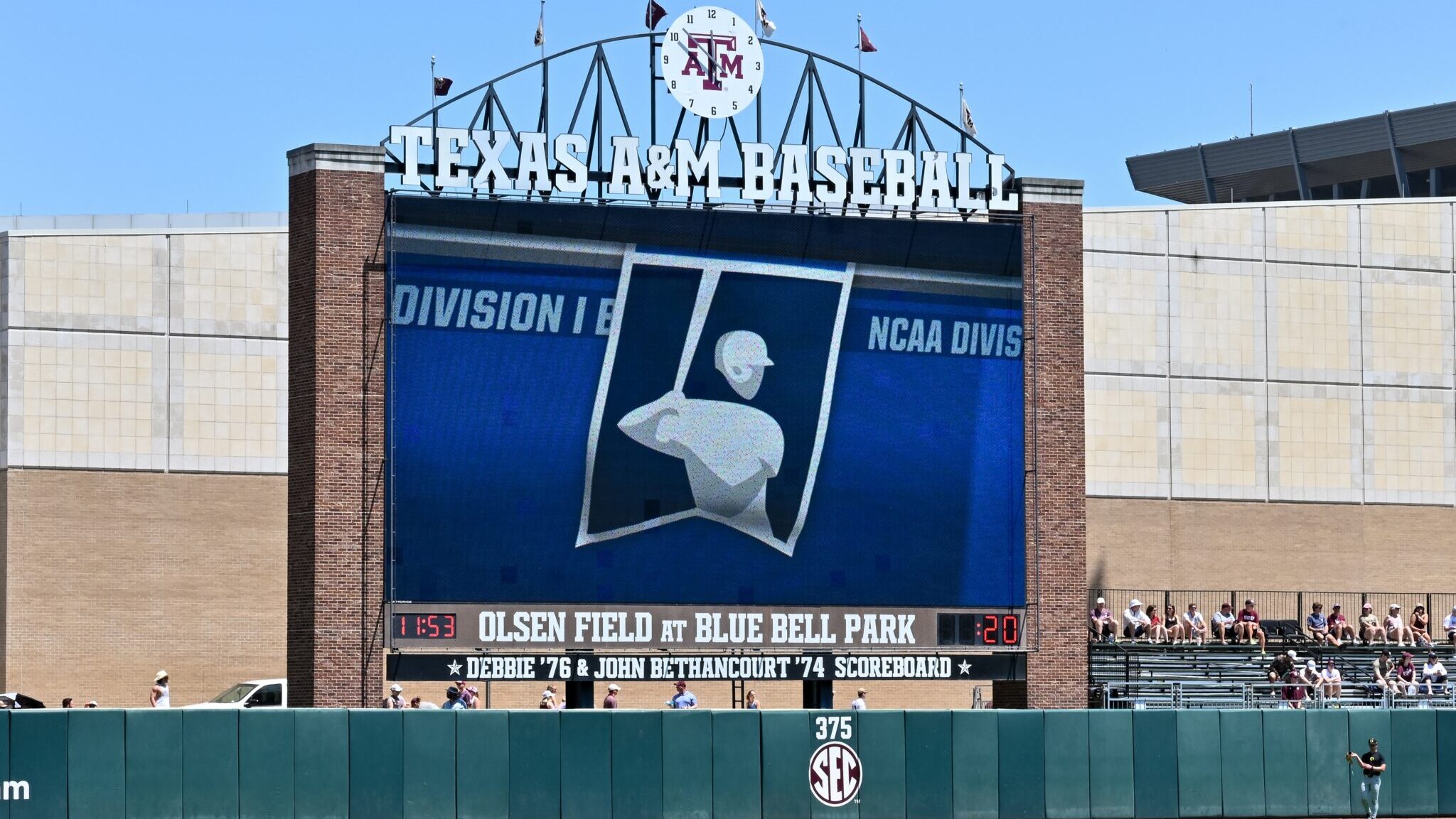 Texas A&M lands commitment from Arkansas transfer catcher