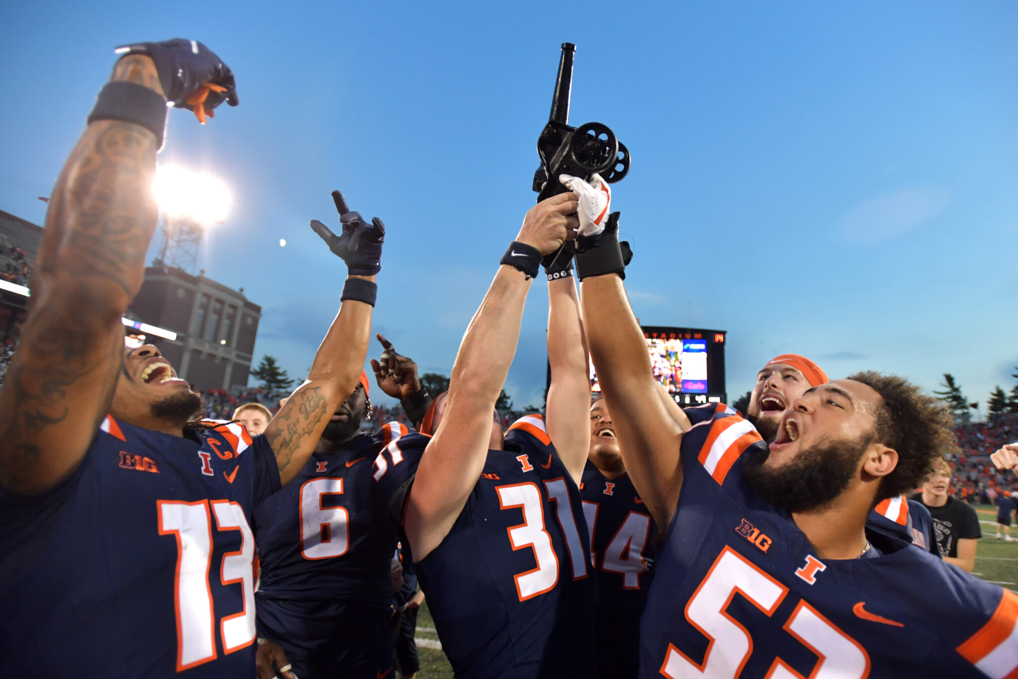 Illinois unveils incredible throwback helmets for game vs. Michigan