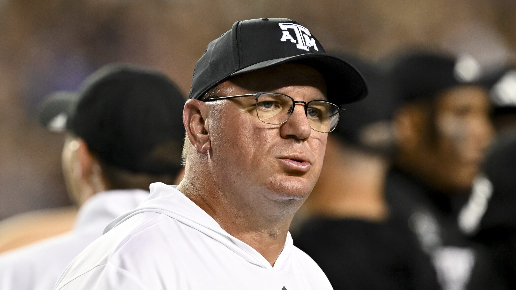 Mike Elko delivers tongue-in-cheek response to question about officiating Mike Elko delivers tongue-in-cheek response to question about officiating