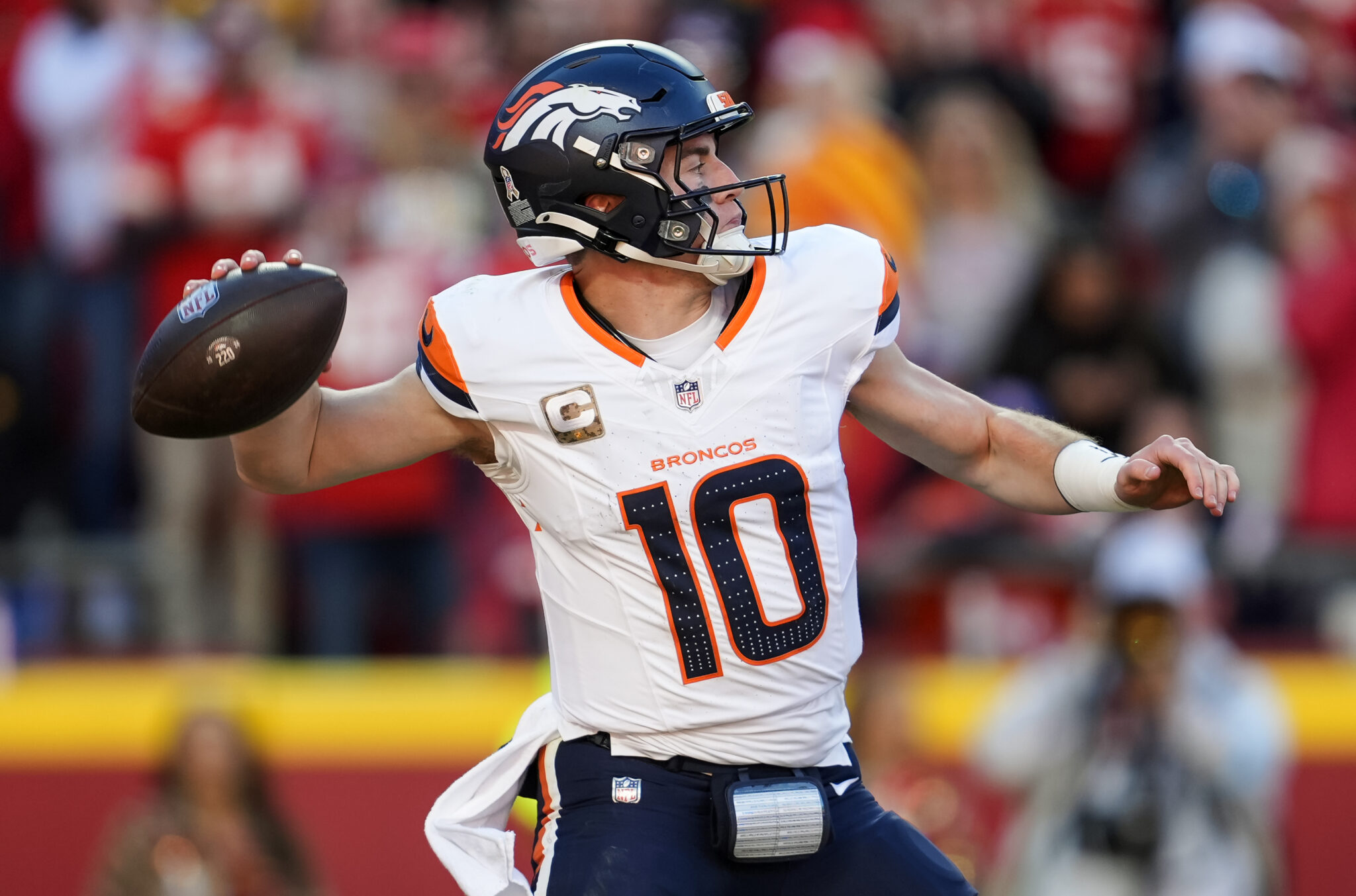 Bo Nix revealed to have played multiple games with back fractures