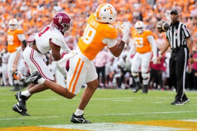 Holden Staes attempts to catch a pass in a Tennessee game.