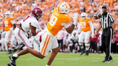 Holden Staes attempts to catch a pass in a Tennessee game.