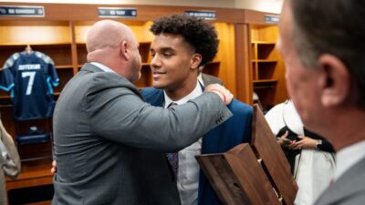 Amari Jefferson wins Mr. Football Award.