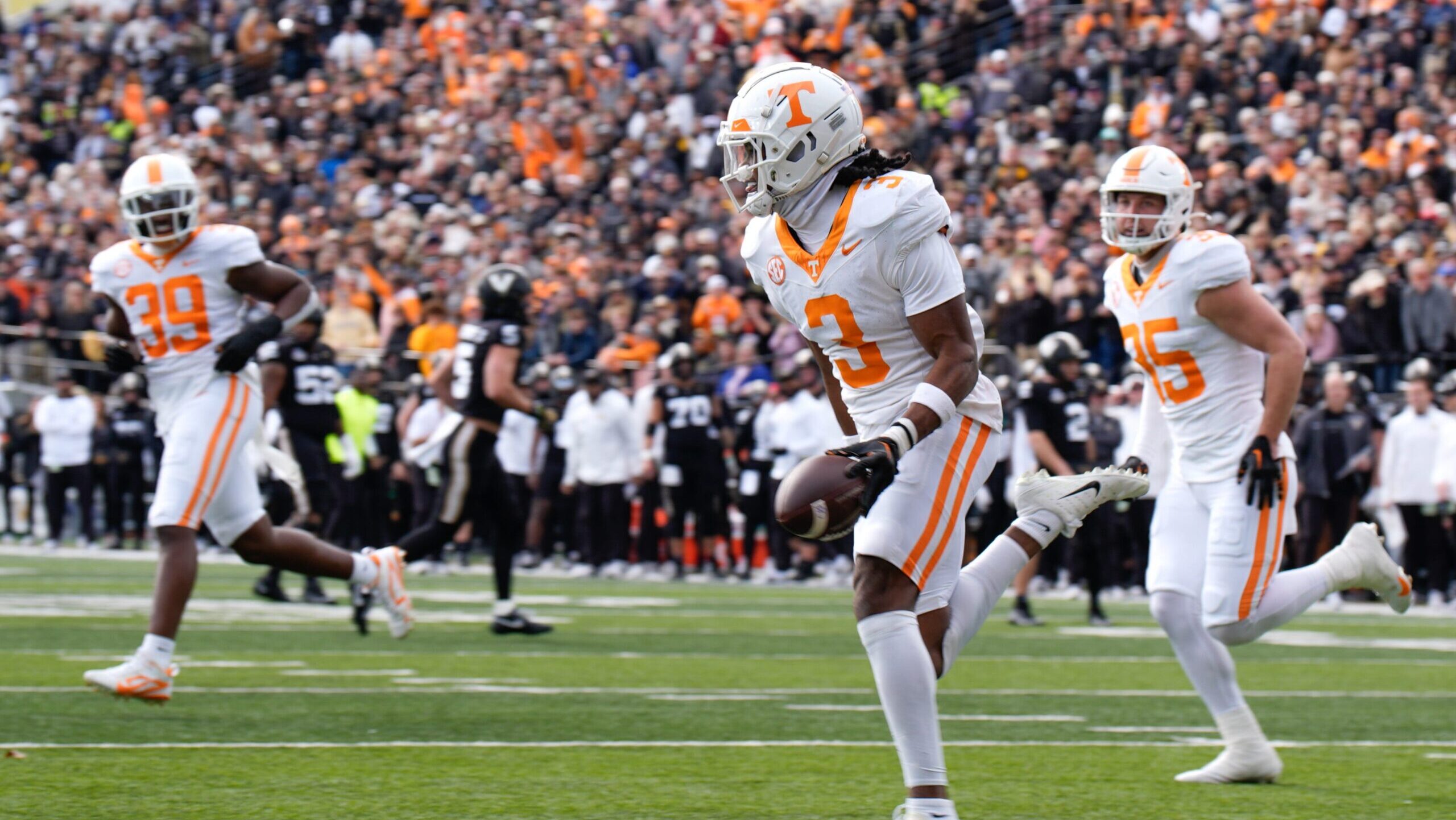 Jermod McCoy reportedly suffers serious knee injury