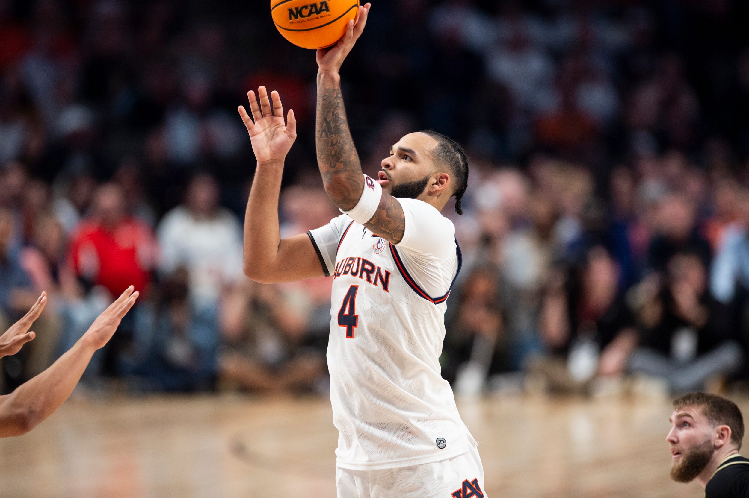 Johni Broome exits Auburn’s game vs. South Carolina with injury