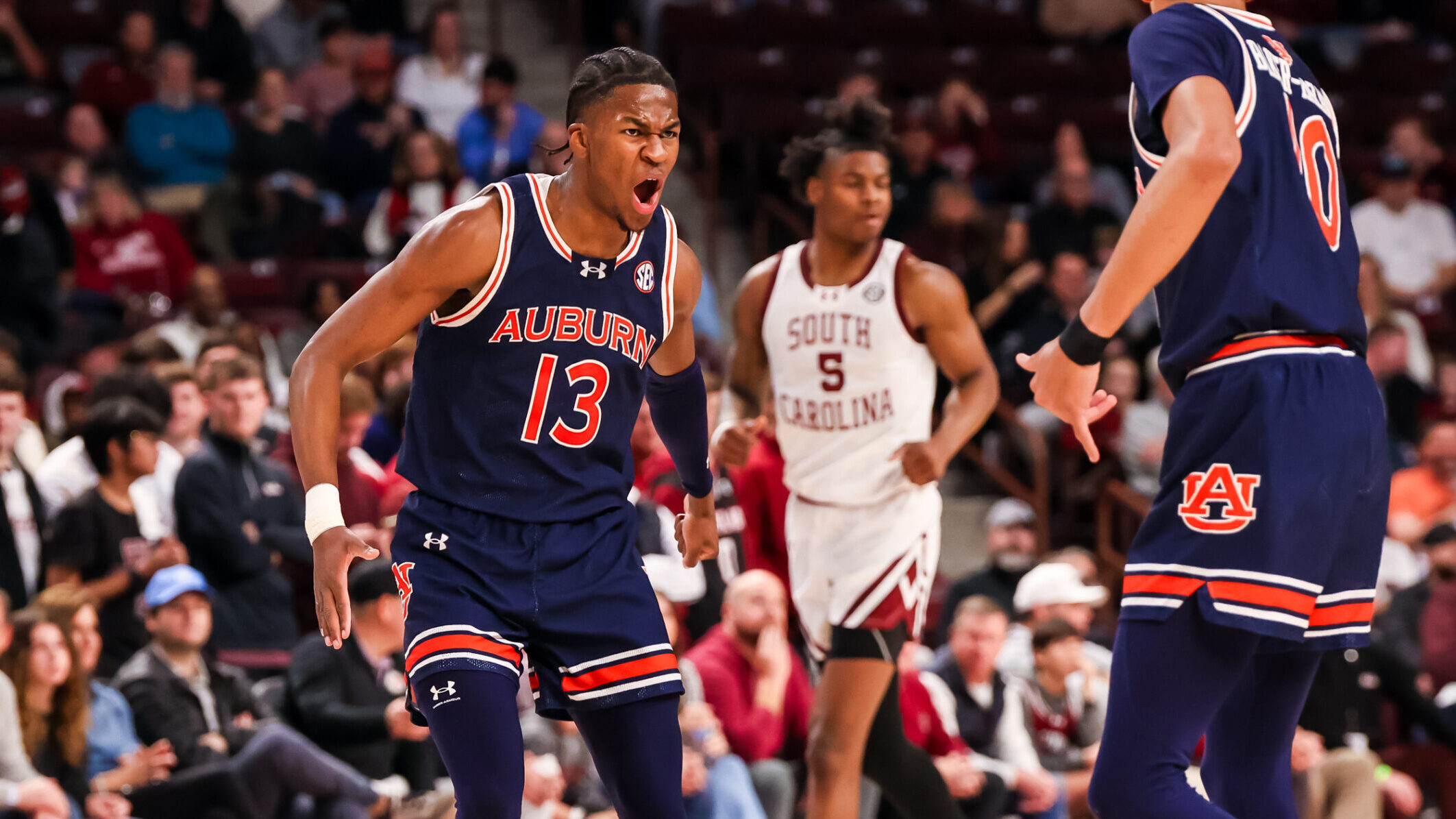 Auburn survives upset-minded South Carolina without Johni Broome