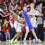 Florida forward Alex Condon during a play against Arkansas in 2025.
