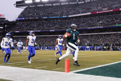 Jalen Hurts runs for a touchdown.