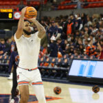 Auburn star Johni Broome warms up.