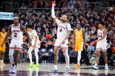 Johni Broome during a game against Tennessee.