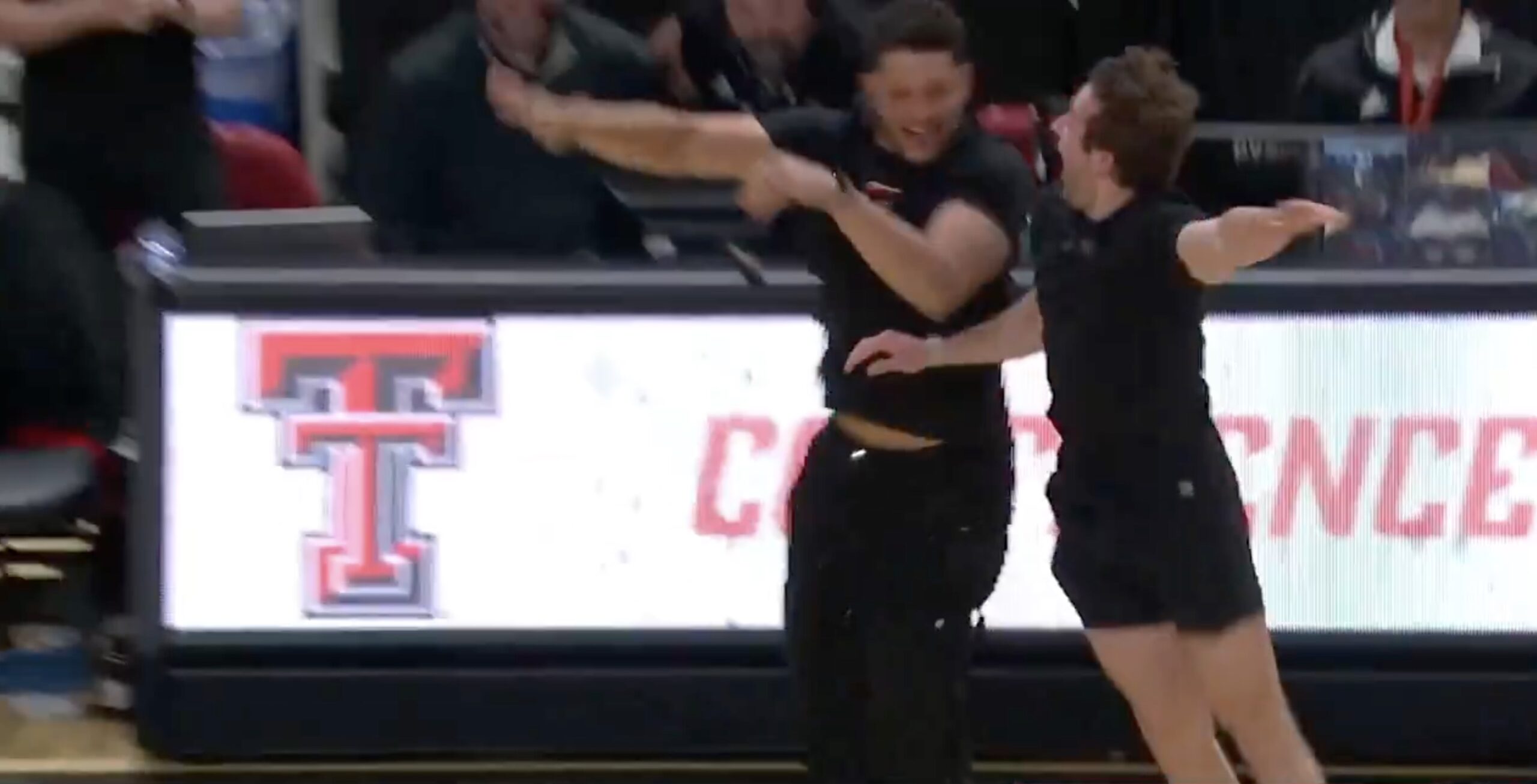 Texas Tech fan sinks 94-foot putt at basketball game, celebrates with Patrick Mahomes