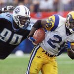 Marshall Faulk runs the ball in an NFL game.