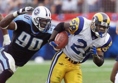 Marshall Faulk runs the ball in an NFL game.
