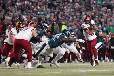 Jayden Oaniels runs with the ball.