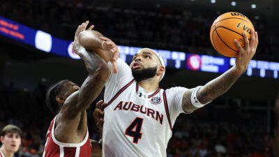 Auburn center Johni Broome takes a shot vs. Oklahoma.