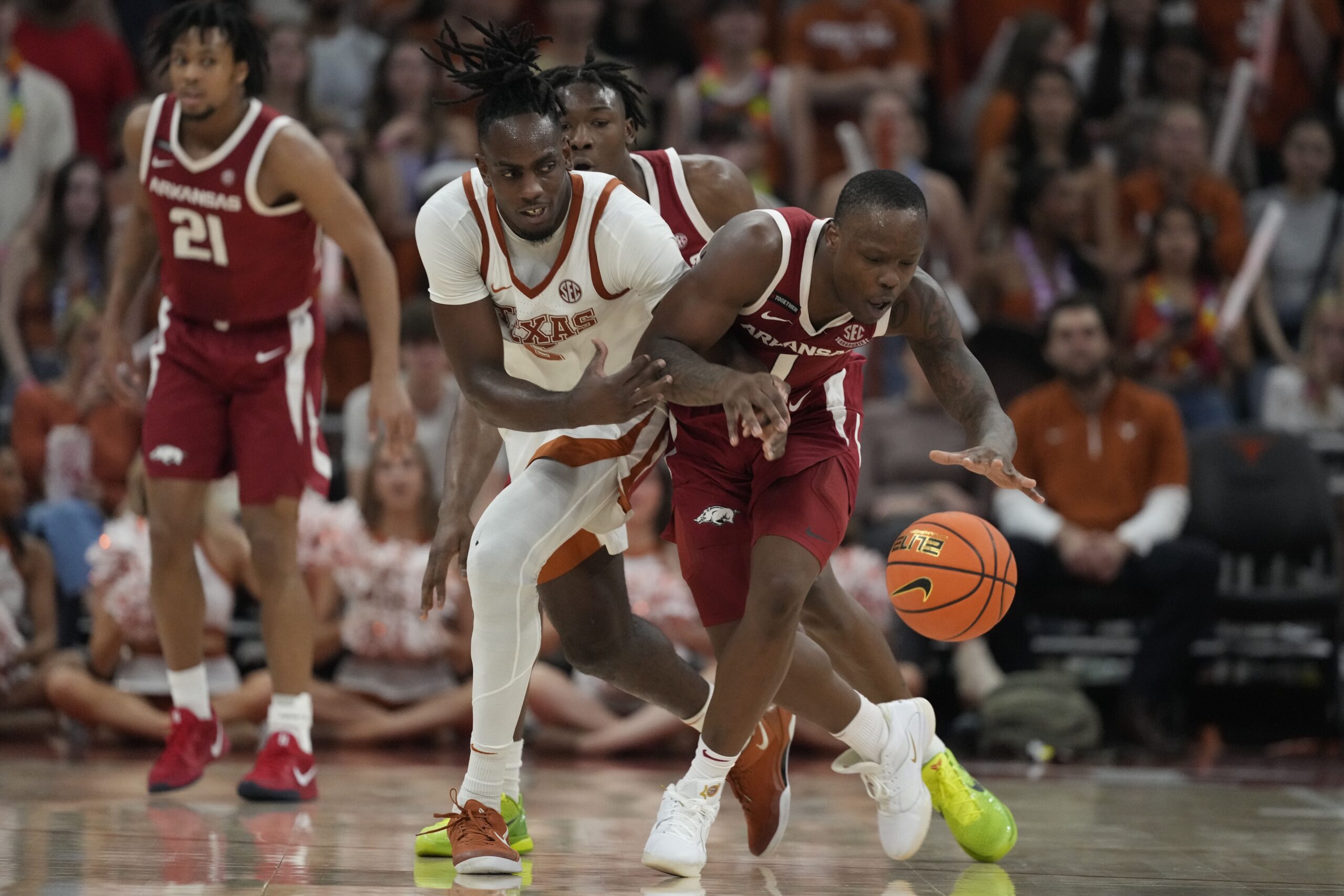 Arkansas holds off Texas for second straight SEC road victory