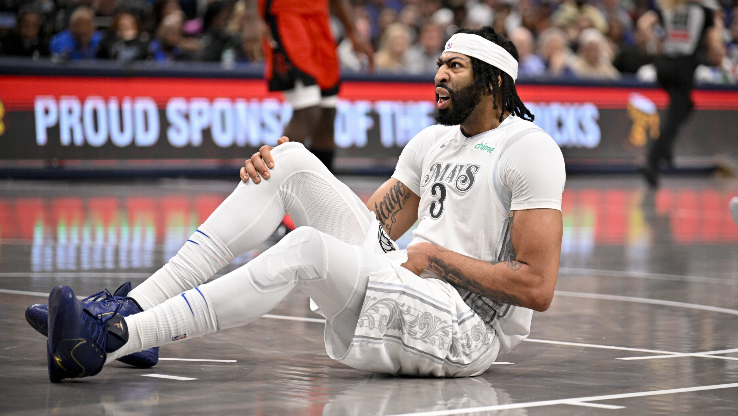 Anthony Davis sees dominant Dallas Mavericks debut cut short by injury
