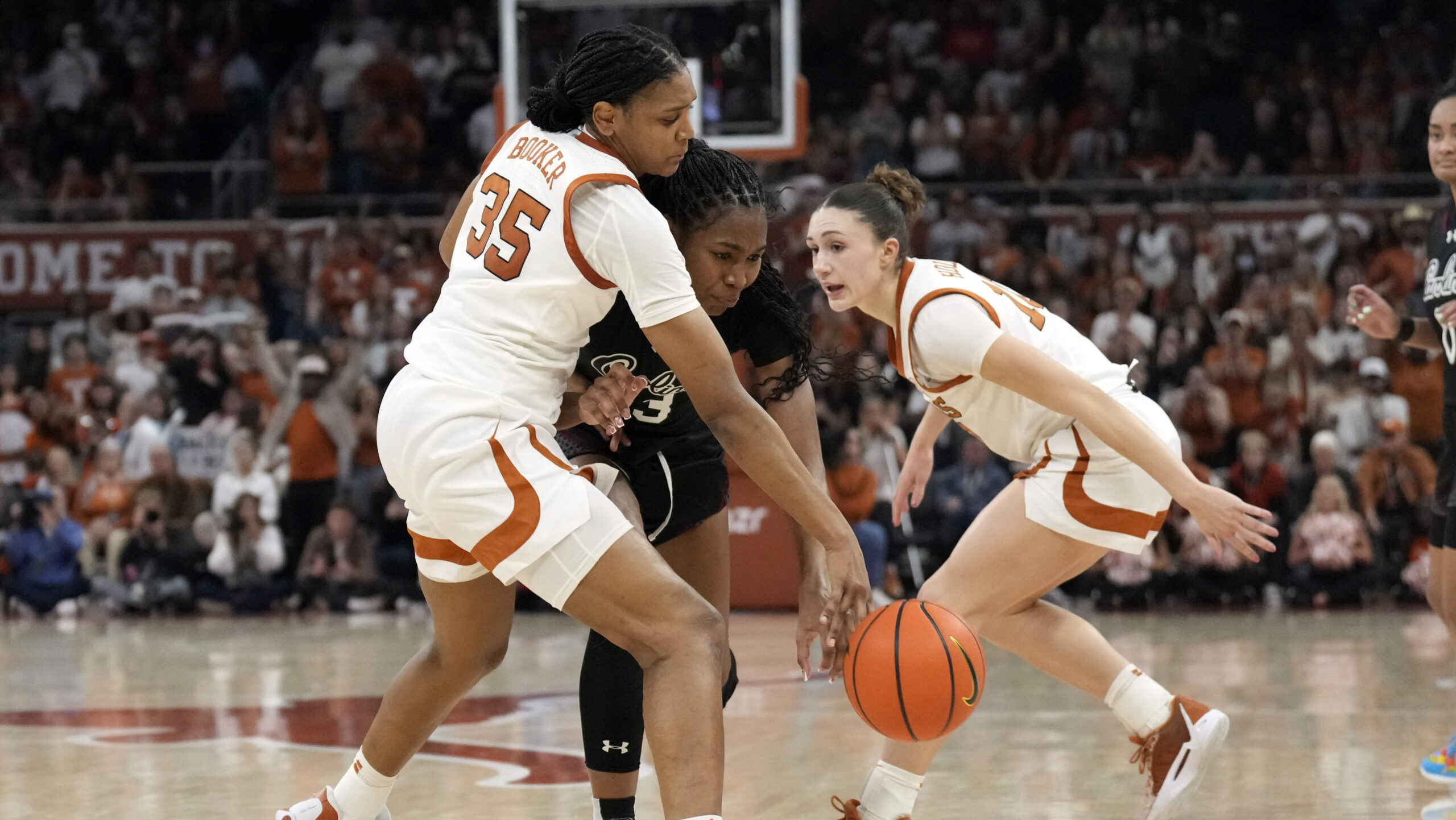 Texas defeats South Carolina in top-5 WBB showdown, snaps Gamecocks SEC streak