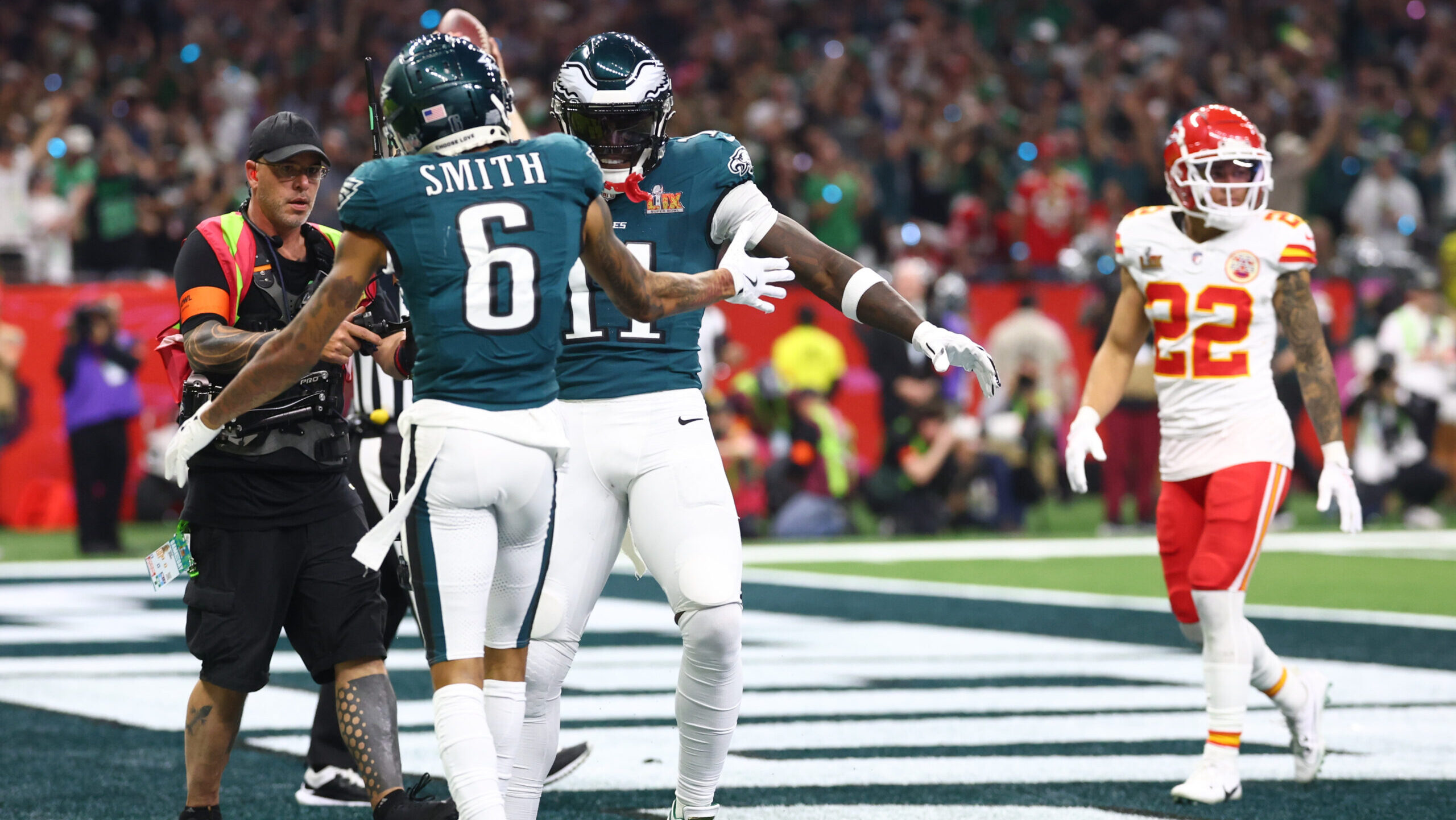 DeVonta Smith catches bomb from Jalen Hurts for 1st Alabama Super Bowl TD