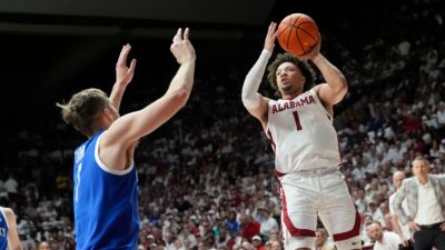 Mark Sears shoots vs. Kentucky.