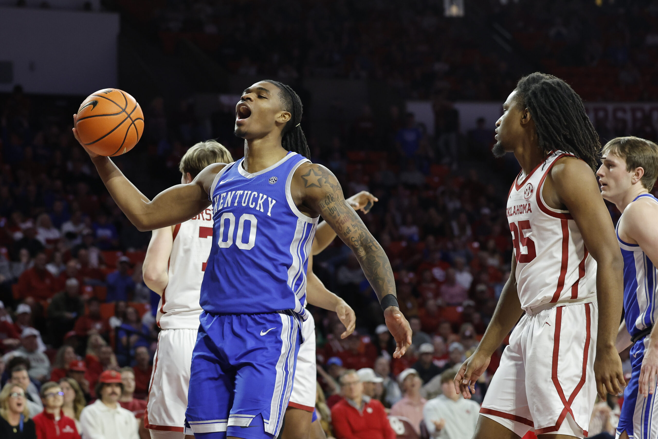 Kentucky and Oklahoma players shown.