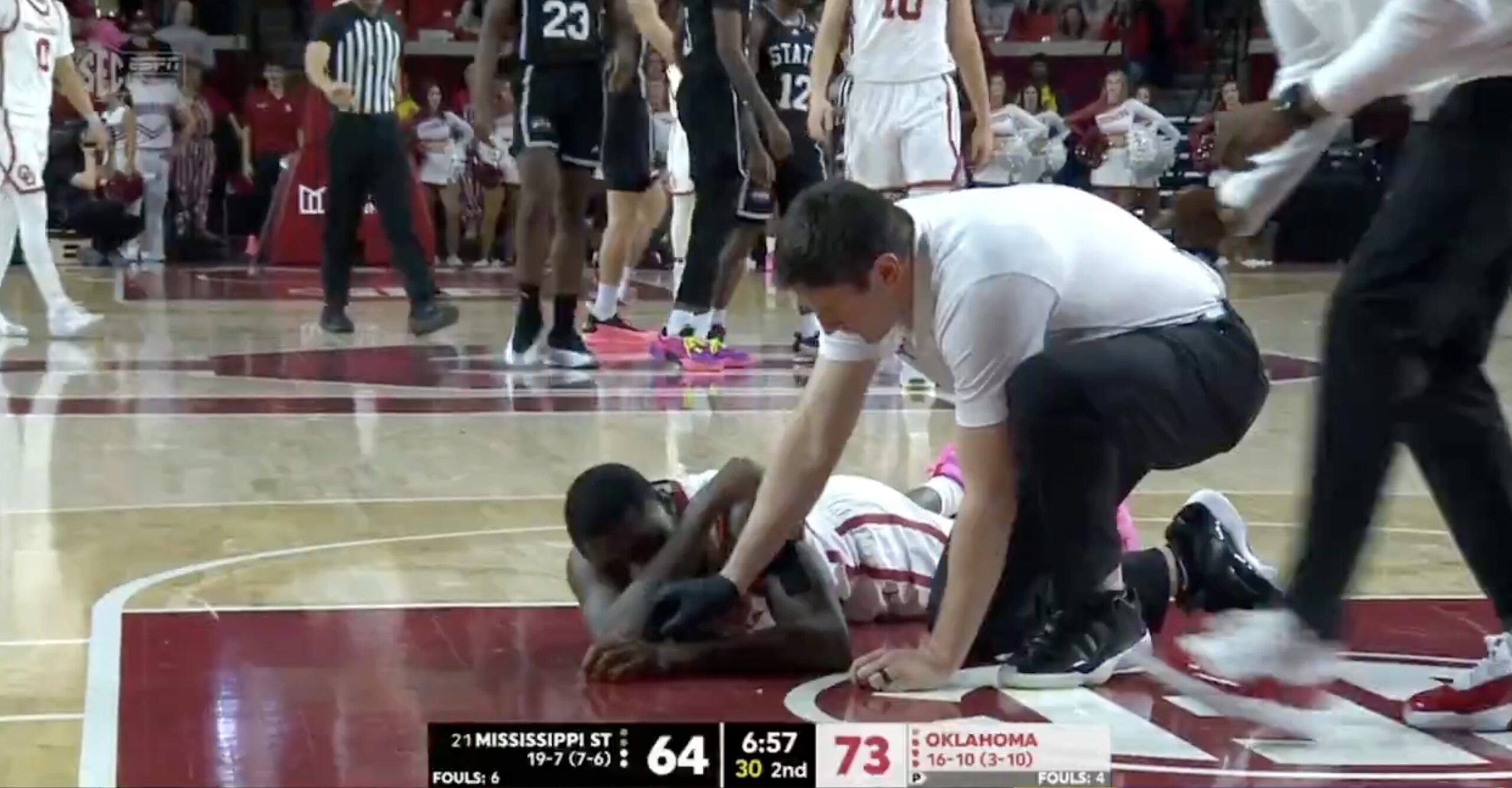 Oklahoma guard appears to shatter multiple teeth while diving for loose ball