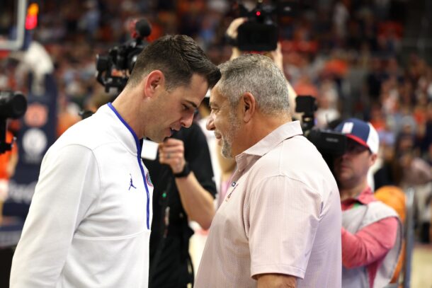 Todd Golden and Bruce Pearl share words before a Florida-Auburn game.