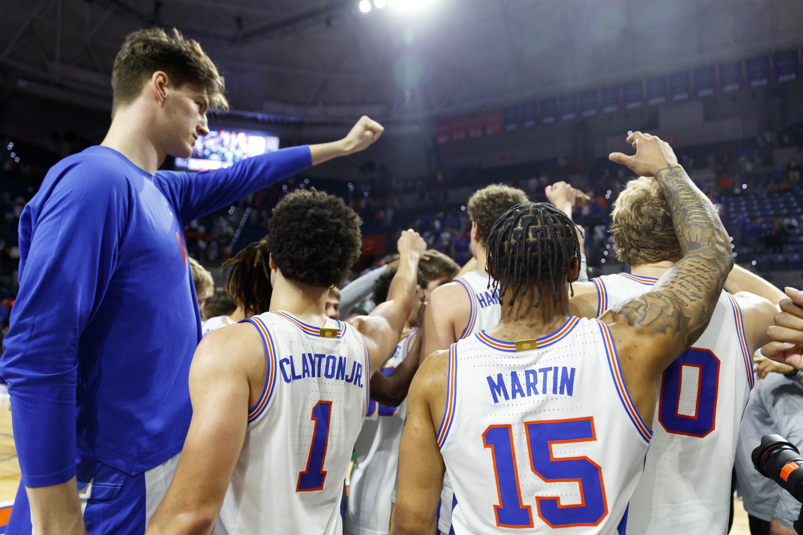 Florida 7-9 freshman Olivier Rioux cuts down net without ladder 