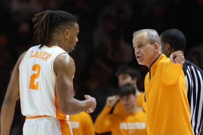 Chaz Lanier and Rick Barnes talk during a Tennessee game in 2025.