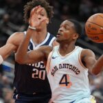 De'Aaron Fox looks to score.