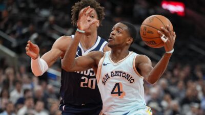 De'Aaron Fox looks to score.